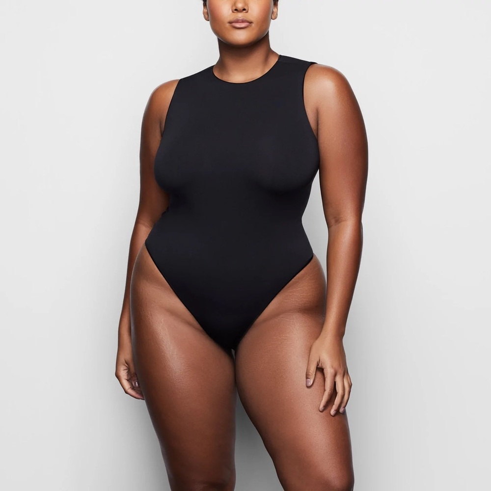 SKIMS ESSENTIAL CREW NECK SLEEVELESS BODYSUIT
